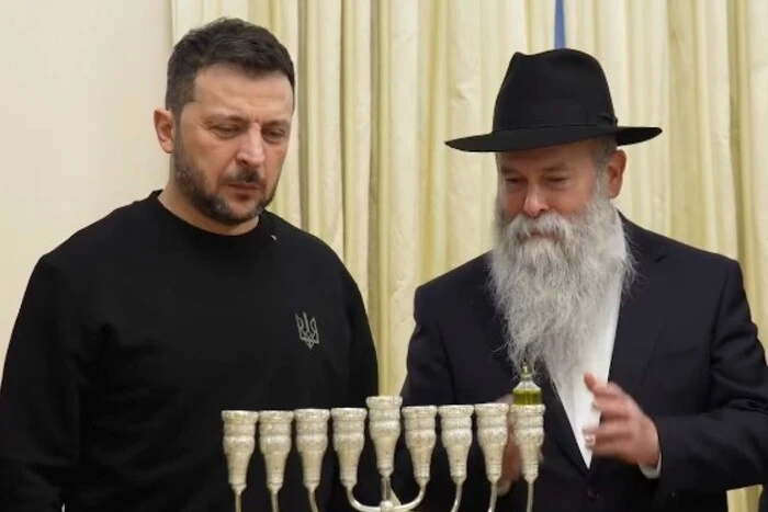 Der Präsident zündete zusammen mit den Rabbinern die Chanukka-Lichter an