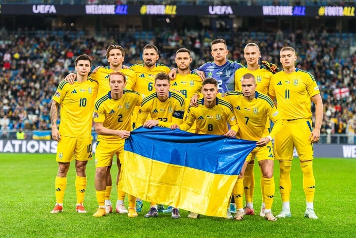 Players of Ukraine and Czech Republic in action