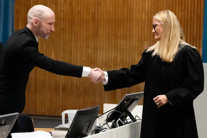 Norweski seryjny zabójca Breivik ogolił symbole Putina na skroniach