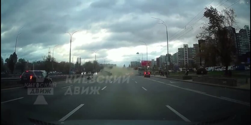 Bus collided with cars and crashed into a kiosk at high speed