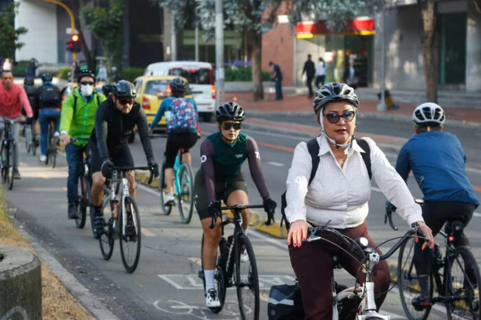 Colombians on bicycles due to car fines