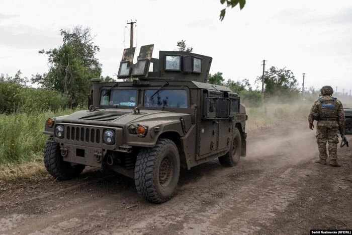 Позашляховики Humvee передані Україні