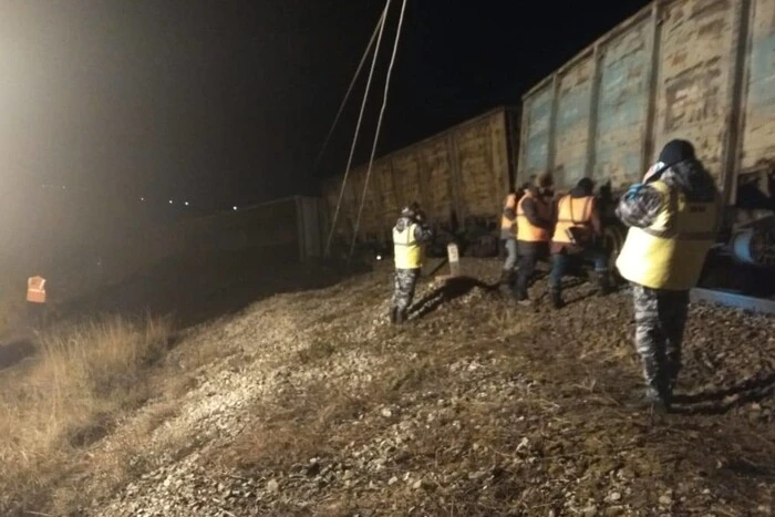 Coal wagons derailed from the tracks