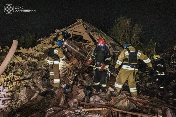 Nächtlicher Angriff auf Charkiw: Rettungskräfte zeigen die Folgen