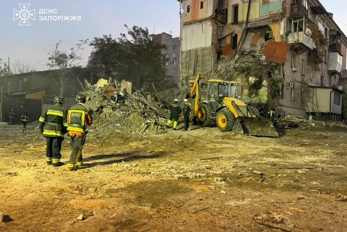 W Zaporożu już 10 ofiar śmiertelnych w wyniku ataku. Nowe zdjęcia z miejsca tragedii