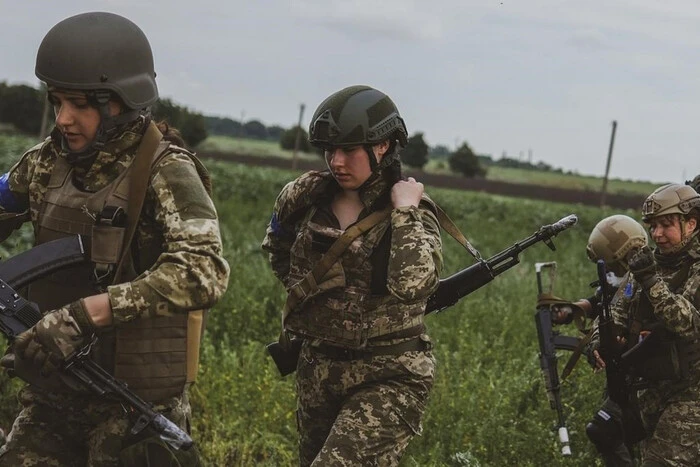 Нардепка розмовляє з воїнами на передовій