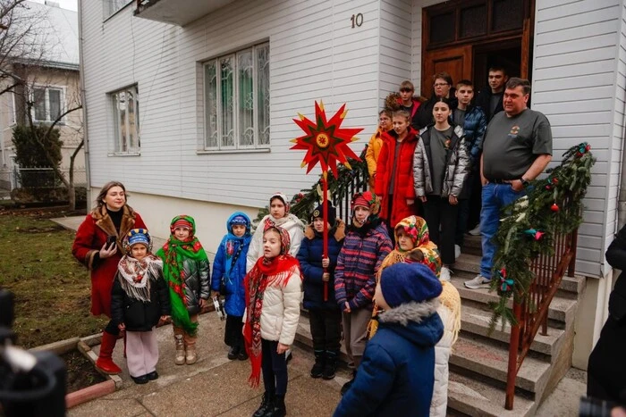 Der leibliche Sohn dient in den Streitkräften der Ukraine. Eine Pflegefamilie aus der Region Cherson hat ein Haus in Prykarpattia gekauft