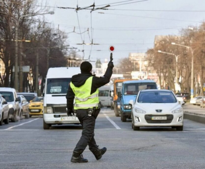 Патрульные проверяют документы за рулем