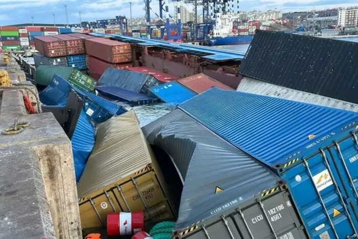 In einem der größten Häfen der Türkei kippte ein Containerschiff um (Foto)