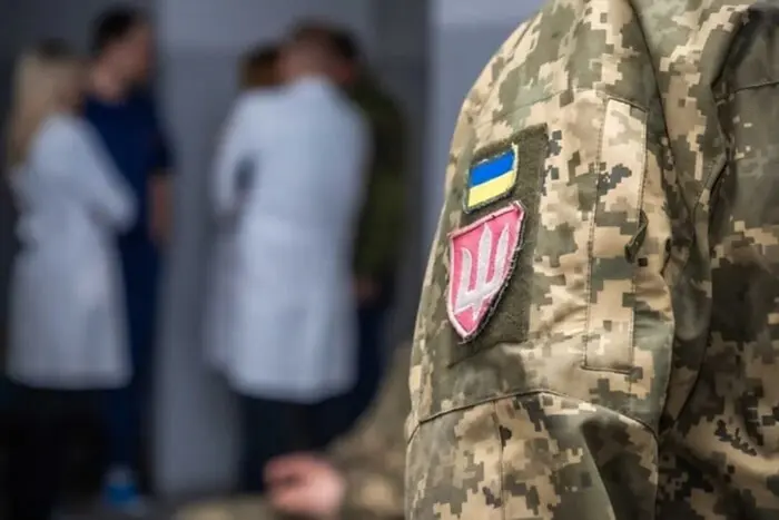 Чоловік помер біля ТЦК на Буковині