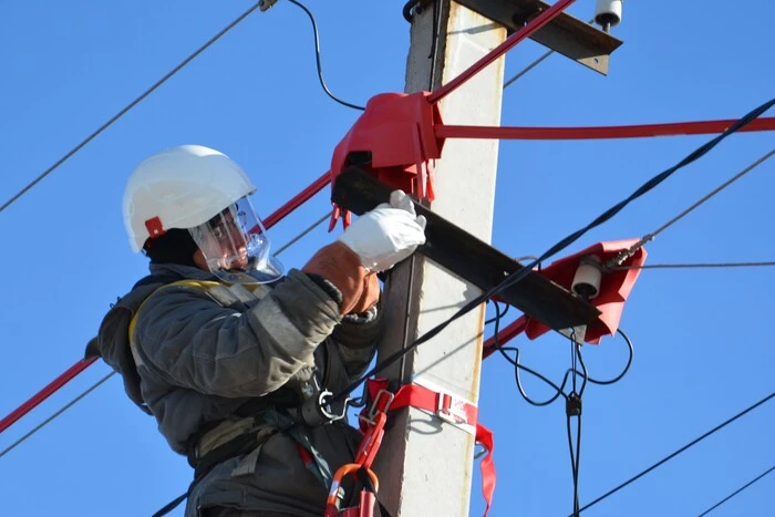 Innerhalb eines Tages haben die Energieexperten von DTEK nach Beschuss das Licht in zwei Dutzend Ortschaften wiederhergestellt