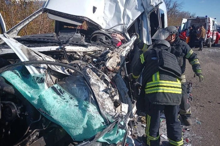 Tragiczny wypadek na Donbasie: mikrobus zderzył się z ciężarówką