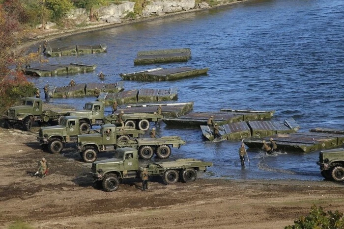 People greet each other on the Day of the Ukrainian Engineering Forces