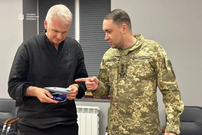 Budanov gives Snyder a special gift