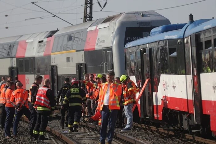 In Prag kollidiert Lokomotive mit Zug: Dutzende Verletzte (Fotos)