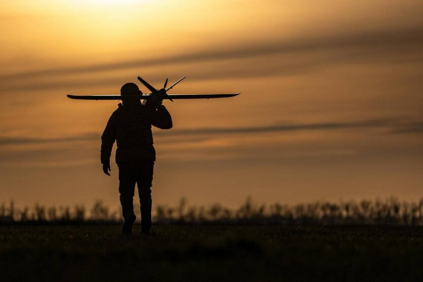 Украинские солдаты с FPV-дронами в различных тактиках