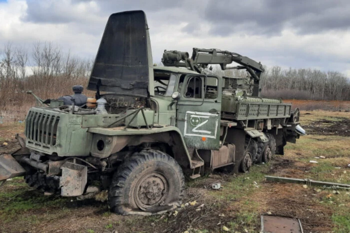 Зображення раненого ворога у військовій формі