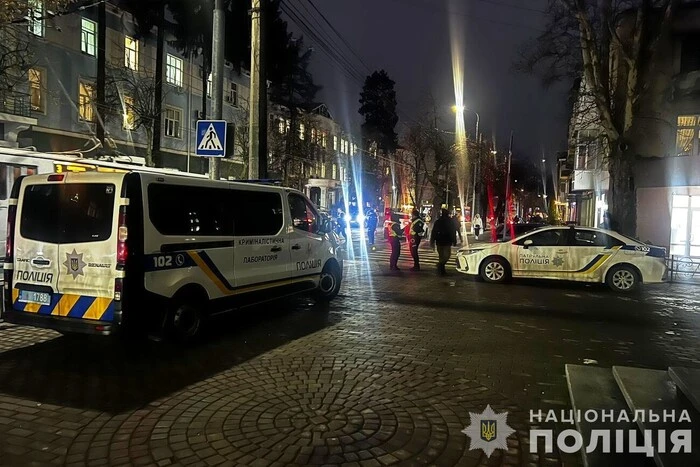 W centrum Winnicy 22-letni kierowca potrącił dwie dziewczyny na przejściu (wideo)