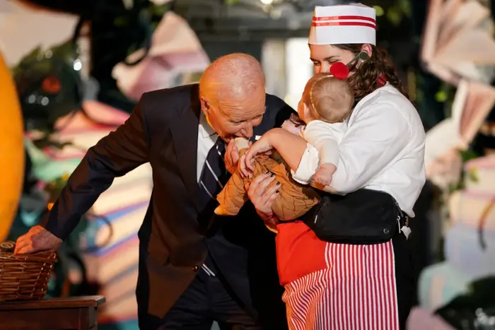 Biden bei Halloween „bei” Babys (Foto, Video)