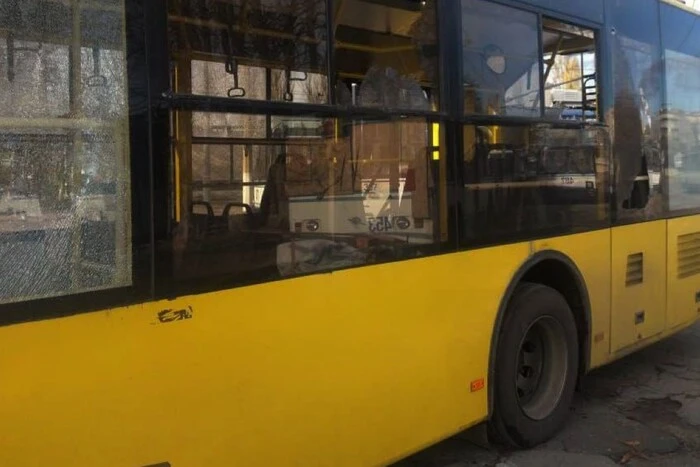 Russland hat eine Bombe auf einen Trolleybus in Cherson geworfen