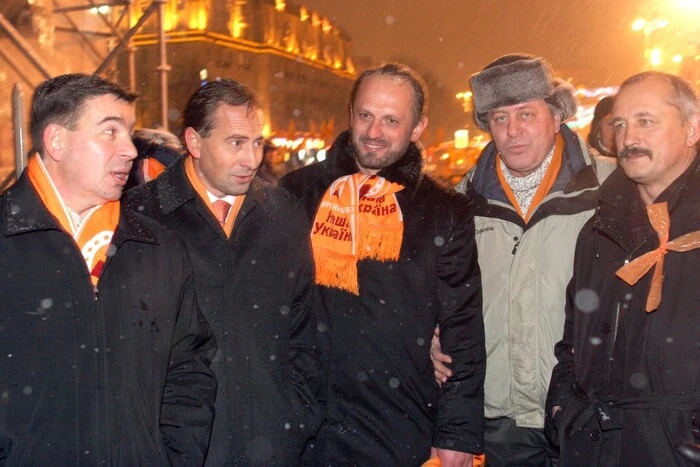 Poroschenko, Luzenko, Nischuk vor 20 Jahren. Foto von der Orangen Revolution