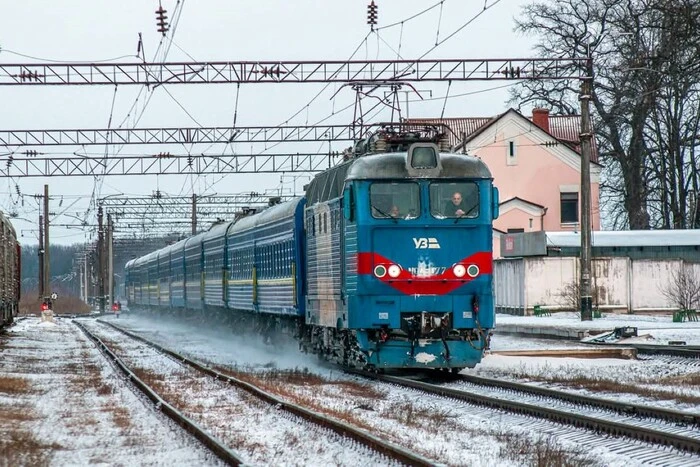 Ukrzaliznytsia train with added new carriages