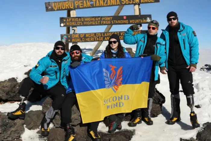 Військові на протезах підкорили Кіліманджаро