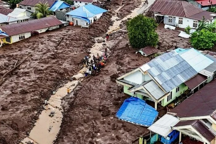 Massive flood in Indonesia: casualties and rescue operations