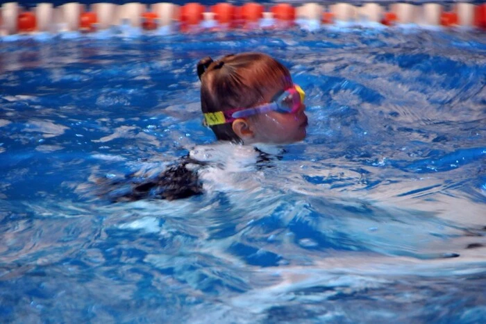 Die zweijährige Odessa-Mädchen hat einen ukrainischen Rekord im Schwimmen aufgestellt