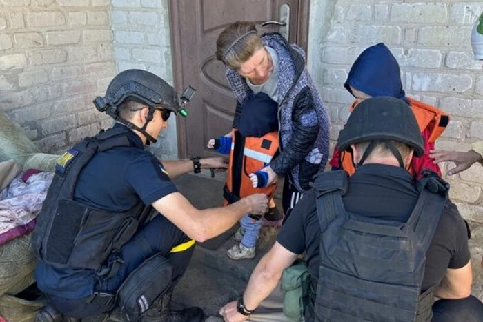 Evacuation of children in Pokrovsk