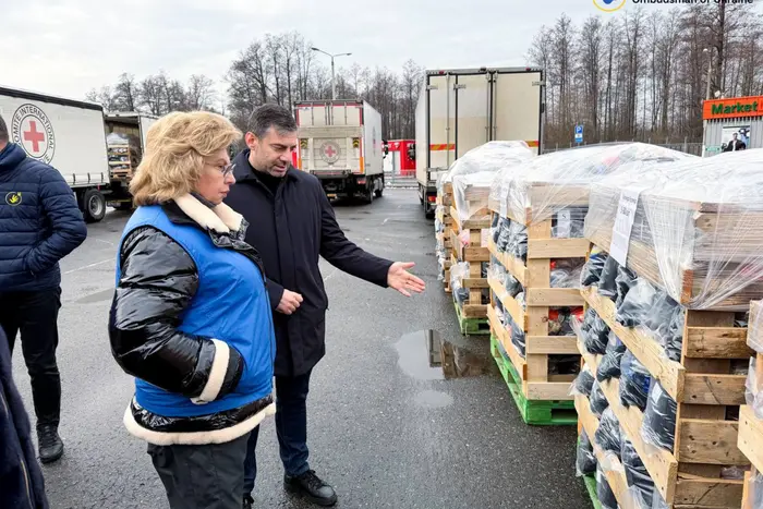 Лубинець передает посылки пленным украинцам