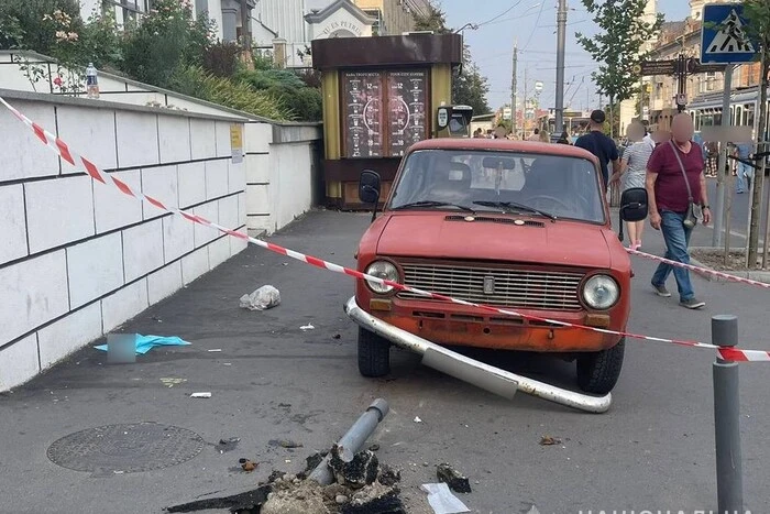 Автомобиль без водителя сбил пенсионерку