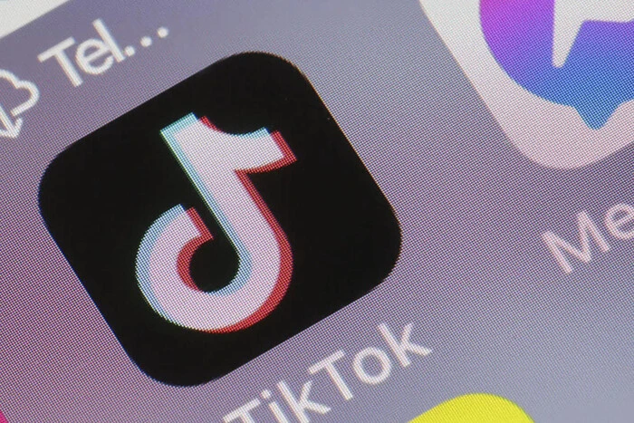 Символ TikTok с продавцами и красной стрелкой