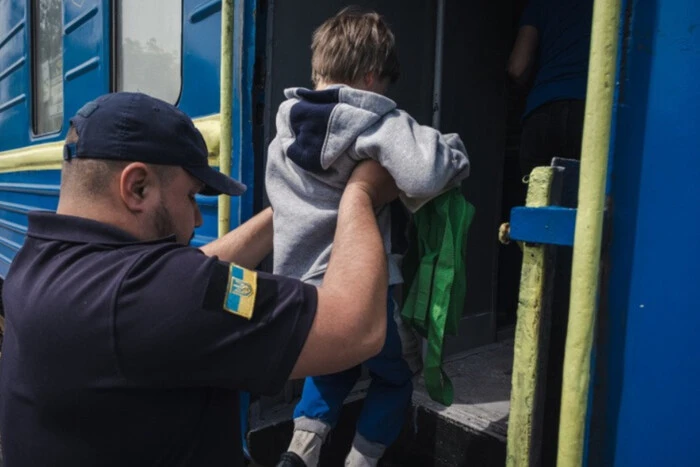 Na Donbasie przymusowo ewakuują dzieci z rodzicami z 16 miejscowości