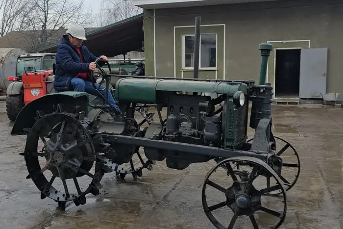 W Winnicy odnowiono retro ciągnik, który przez dziesięciolecia stał na cokole (zdjęcie)