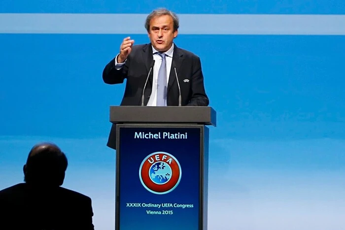 Były przewodniczący UEFA Platini proponuje zmniejszenie liczby piłkarzy na boisku