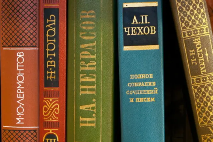 Добровольці пропонують російські книги на туалетному папері