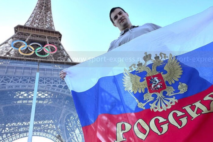 Russischer Journalist hisste die russische Flagge auf dem Eiffelturm am Tag der Abschlussfeier der Olympischen Spiele