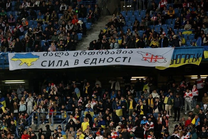 Ukrainische und georgische Fans singen gemeinsam das legendäre Lied über Putin (Video)