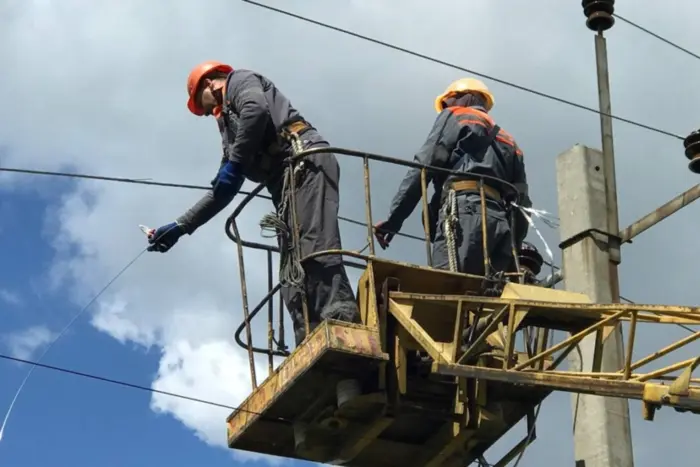 Обнажені проводи у відключеному мікрорайоні