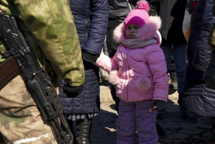 Russland setzt ukrainische Kinder zum Schutz vor Angriffen der ukrainischen Streitkräfte ein