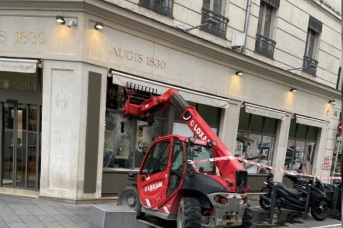 Robbery of a jewelry store in France, forklift