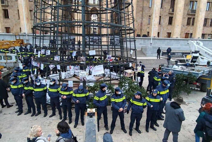 The Georgian government stops protests with a Christmas tree