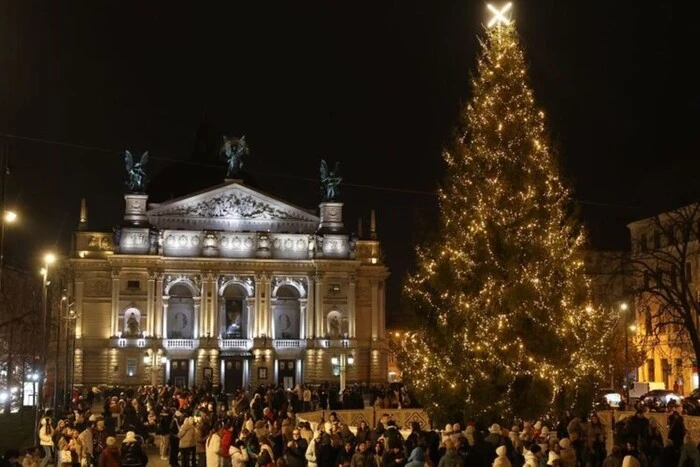 In Lviv leuchtete der Hauptbaum der Stadt