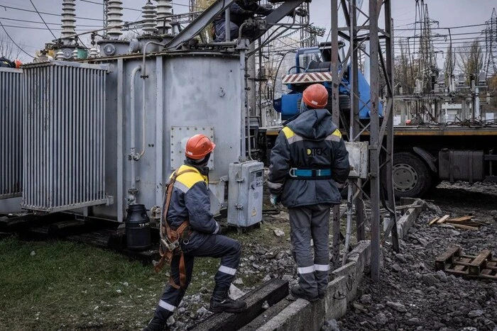 W ciągu doby DTEK przywrócił prąd w ponad 10 tys. gospodarstw, które były bez światła po ostrzałach