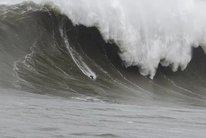 Surfer on 32-meter wave in the USA