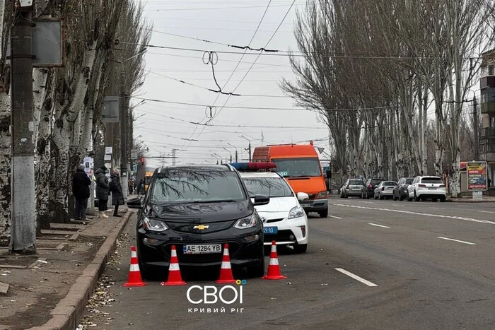 мужчина в закрытой машине рядом с ТЦК