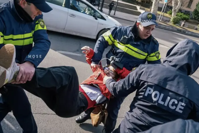 Nach der Inauguration des nicht anerkannten Präsidenten Georgiens kam es in der Hauptstadt zu Auseinandersetzungen und Festnahmen