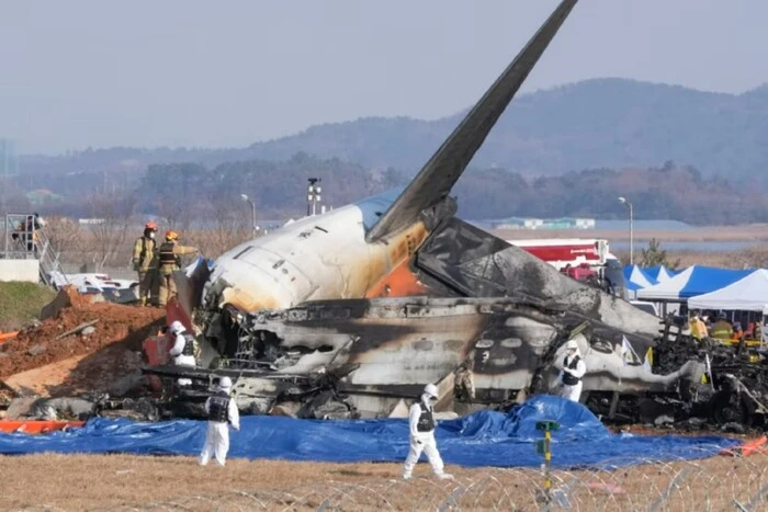 Das Flugzeug prallte gegen die Wand und fing Feuer: Ein neues Video des Flugzeugabsturzes in Südkorea ist im Netz aufgetaucht