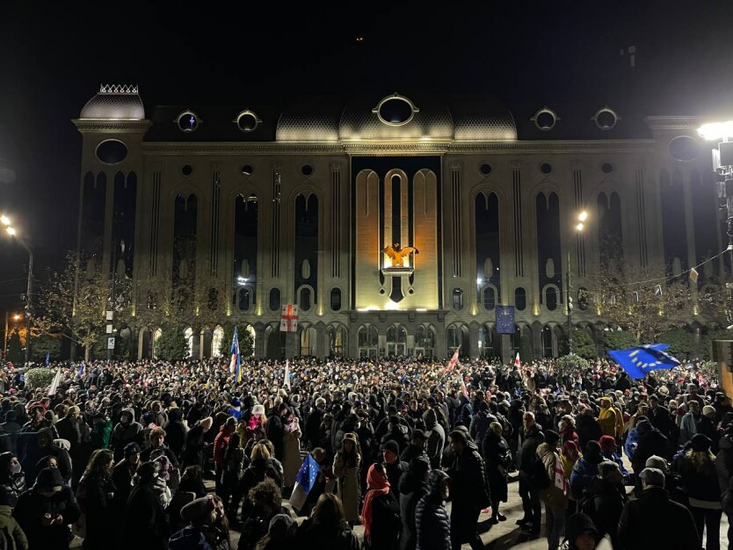 In Georgien entfaltet sich eine Krise aufgrund der Aussetzung der Euro-Integration: Massenproteste und Widerstand der Staatsstrukturen